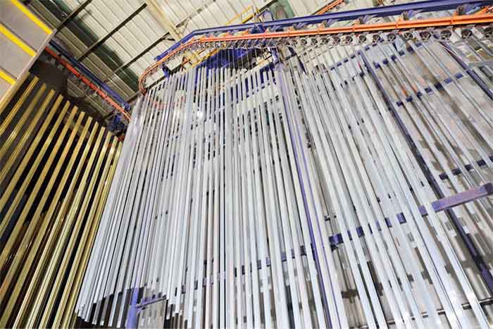 鋁型材定制開(kāi)模鋁型材噴涂車間